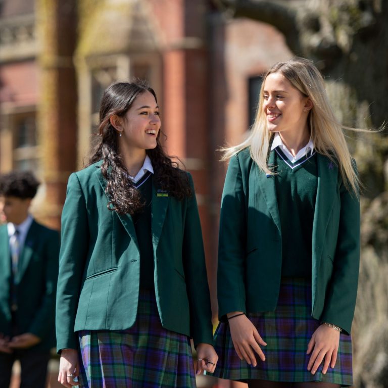 2 students walking down the campus